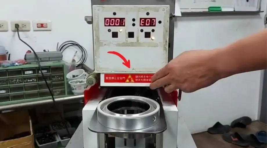 Diagram of the sealing machine's safety door, showing areas that may require fine-tuning.