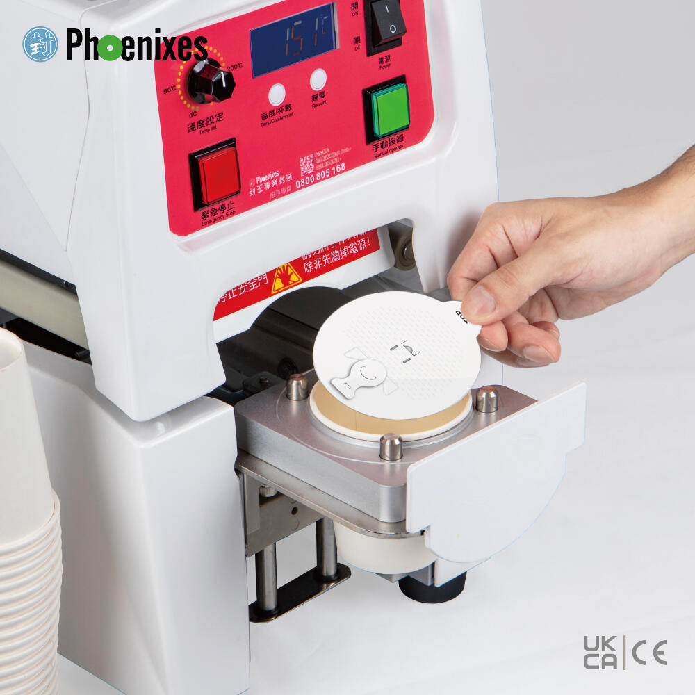 操作人員將圓形預切單片蓋膜放入 Phoenixes PH-989H 的 90mm 紙杯模具
