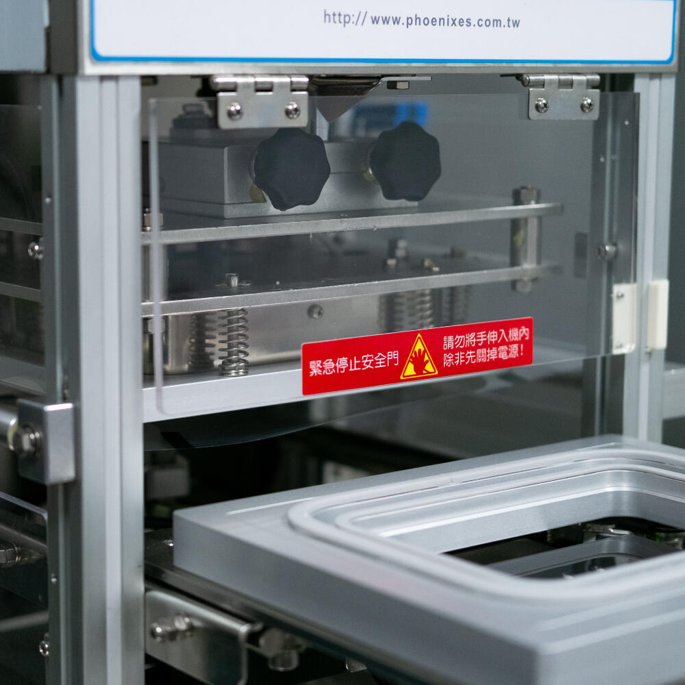 Tray Sealer Safety Door Equipped with a safety door guard to effectively prevent hand injuries and ensure operator safety.