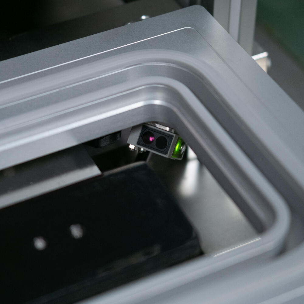 Automatic Infrared Sensor Features infrared sensors for auto-sealing upon tray placement; switchable to manual mode.