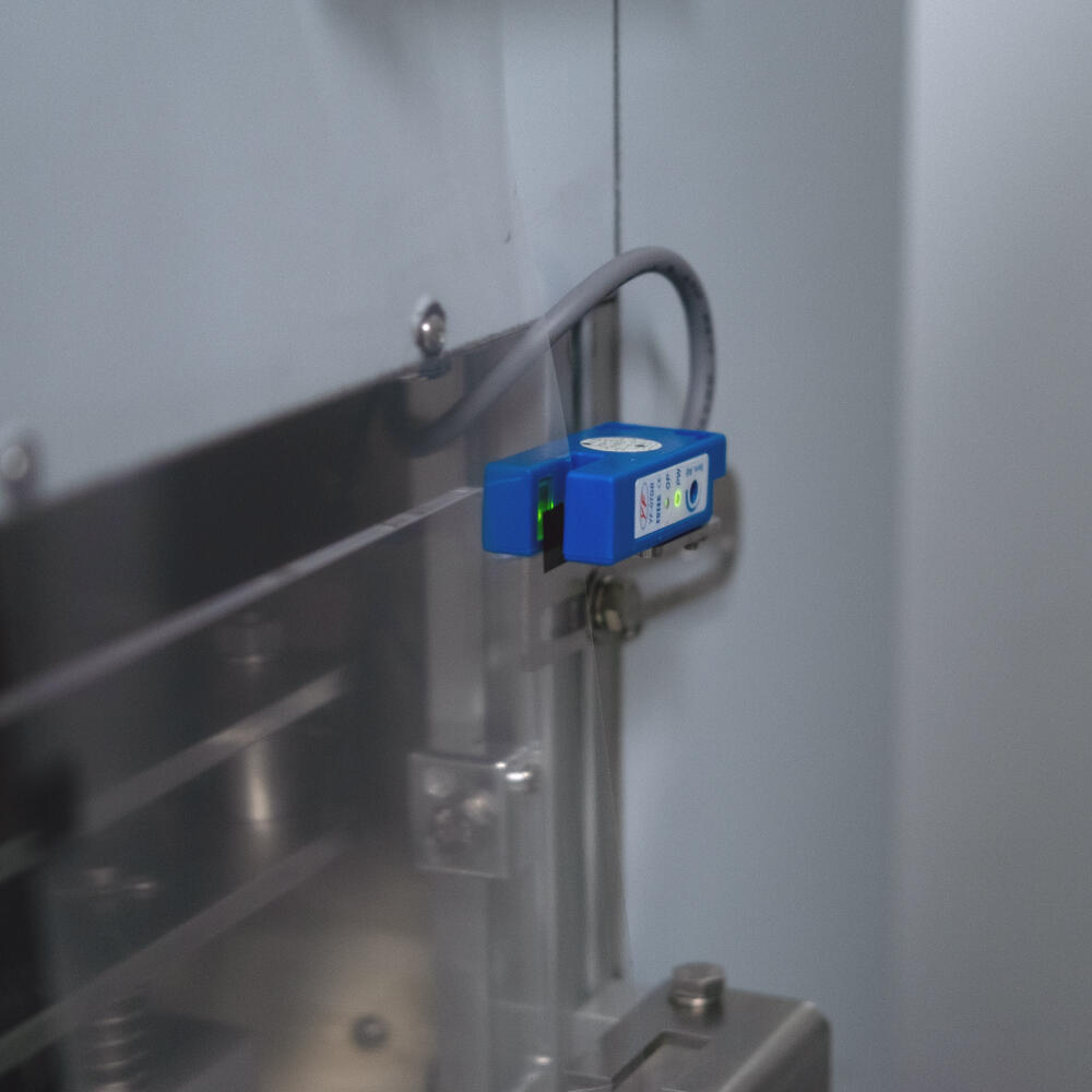 Film Eye Mark Sensor Adjustable eye mark sensor ensures precise film positioning for accurate sealing.